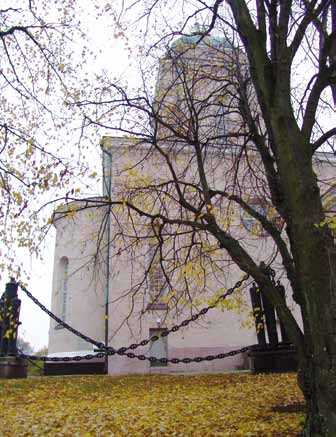 Suomenlinnan kirkko 160 vuotta Valoa Helsinkiin Suomenlinnan harmaaksi rapattu kirkko on Helsingin vanhimpia pyhäköitä.