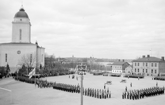 Kuvassa vuodelta 1926 sotilaita on sillalla matkalla Isosta Mustasaaresta Susisaarelle. Suomenlinnan ortodoksikirkko muutettiin vaiheittain luterilaiseksi kirkoksi.