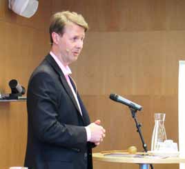 EY:n hallituksen puheenjohtaja Harri Pärssinen avasi seminaarin ja toivotti 130-päisen yleisön tervetulleeksi.