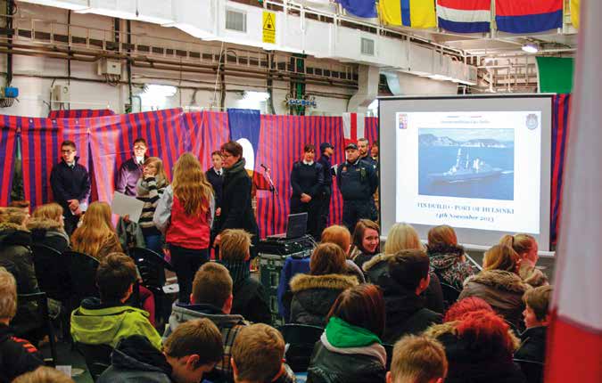 Koululaiset järjestymässä aluksen esittelytilaisuuteen. Puolustusvoimat / Marina Militare kä juuri reserviin siirtynyt kontra-amiraali Veli-Jukka Pennala.