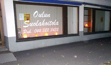 Entisen asukastuvan paikalla loistavat iltaisin kauniit suolalyhdyt ikkunassa. Siitä löytyy myös teksti Oulun Suolahoitola. Mitähän se pitää sisällään?