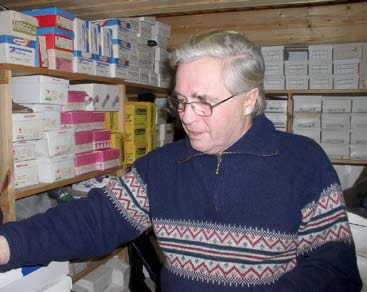 Nahkurin orsilta ranta-aittaan Tinkiäkin saa, mutta mieluummin ylöspäin, myhäilee Timo Kemppainen Oulun aittatorin kaupassaan. Kenkäkauppias Timo Kemppaisen isoisä F.