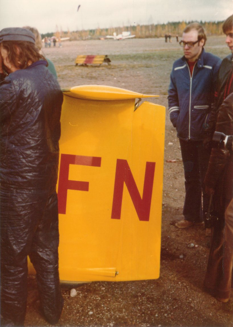 n Syksy 1975 JT-6 suunnittelu ja ( Tervamäki rakentaminen aloitettiin ( J. n Marraskuu 1975 PIK-20B tyyppihyväksyntä Suomessa n 15.1.1976 PIK-20B tyyppihyväksyntä USA:ssa n Tammikuu 1976 hiilikuitusalot PIK-20B:hen ( Salomaa n Toukokuu 1976 PIK-20D ensilento (S.