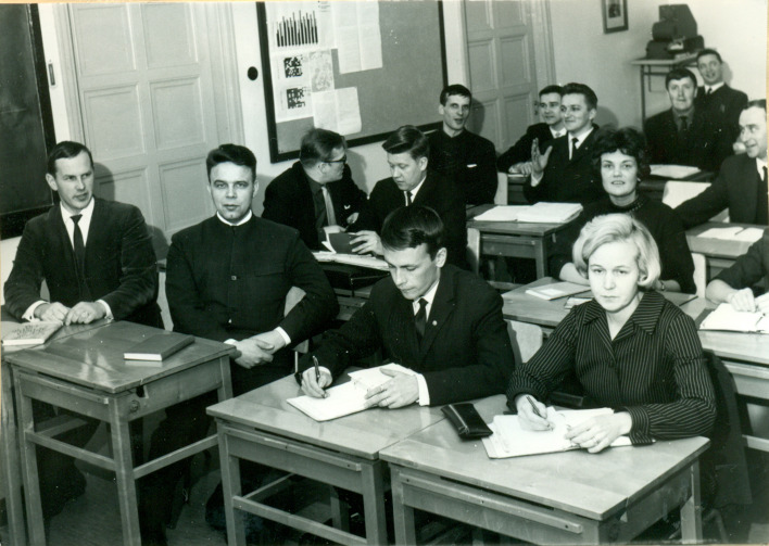 270 KUVA 7. Kansakoulunopettajat opiskelivat kansalaiskoulun yleisaineiden opettajiksi mm. Hämeenlinnan seminaarissa. Kuva vuodelta 1966.