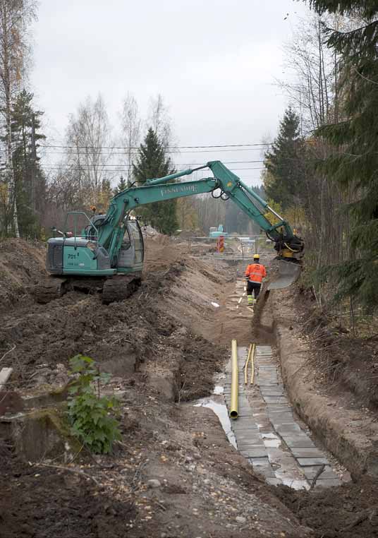 LE-Sähköverkko Oy:n toimitusjohtaja Eero Seesvaara (vas.) ja työmaan valvoja Pekka Kirjola odottavat siirtoverkkoinvestoinnille kymmenien vuosien käyttöikää.