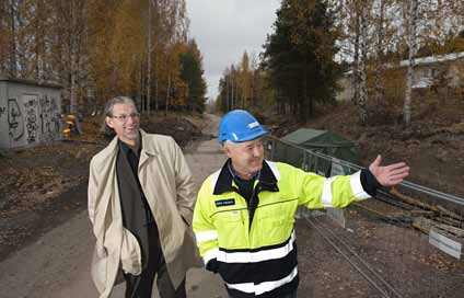 ennen tätä vuotta tehty mitään. Rengasverkkotyömaan valvoja Pekka Kirjolalla on omakohtaista kokemusta siitä, miten kaapelien vetotekniikka on muuttunut vuosien kuluessa.
