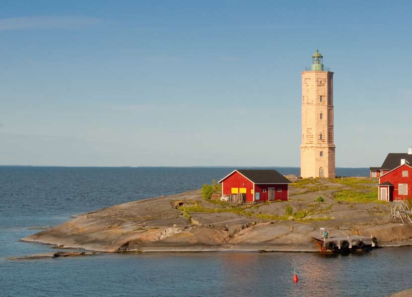 Teksti I Text: Pirjo Rautanen Kuvat I Foto: Marina Paulaharju, Petri Porkola Sammutettu majakka sytyttää Uurastusta Söderskärin majakan hyväksi Den släckta fyren tänder Knogande Söderskärs fyr till