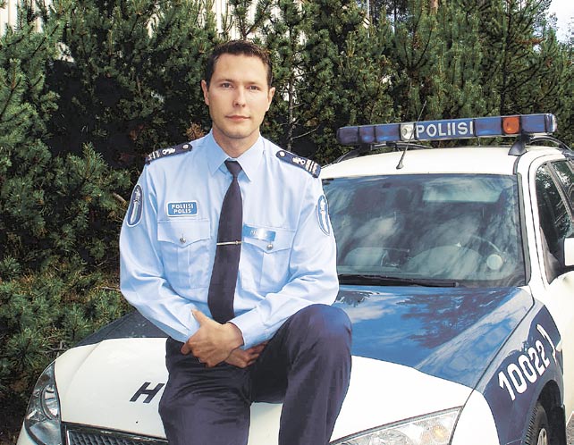 S a r j a s s a k ä s i t e l l ä ä n a j a n k o h t a i s i a p u h e e n a i h e i t a Ajan ilmiö Komisario Sami Hätönen on ollut Hyvinkään poliisin palveluksessa helmikuusta 1999 lähtien.