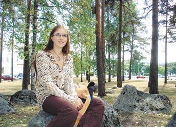 Sari Vajavaara kävi ensimmäiset luokkansa Hakalan ala-asteella ja luokat 3 6 Martin koulussa. Yläasteelle hän siirtyi Hyvinkään yhteiskouluun, jossa kävi myös lukion.