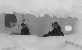 Tunnelmaa RIA-majoilla. Illallisen jälkeen loistavaa kitaramusiikkia sekä laulua. jälkeen suuntasimme Ravintola Toweriin kuuntelemaan Blue Stone -yhty-että.