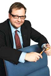 puheenjohtajan palsta Jatkuva epävarmuus heikentää tulosta Marraskuu 2009 Pertti Porokari Työsuhteen jatkuva epävarmuus nakertaa ilmapiiriä työpaikoilla. Ilmiö oli olemassa jo ennen taantumaa.