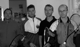 Squashliiga 2007-2008 Squashliigan ensimmäisen kierroksen tulokset ja samalla joukkueiden aloituskokoonpanot on esitetty toisaalla tässä lehdessä.