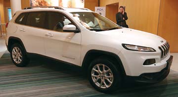 FCA:n Skandinavian johtaja Alessio Castelli. FCA:n jälleenmyynti- ja A Jeep Cherokee on uudistunut täydellisesti edellisen sukupolven mallista.