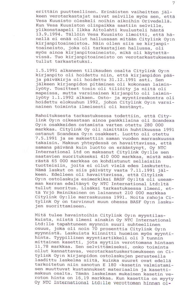 on osa asiasta laadittua kertomusta; kertomusta tukeakseen hän todistaa kuulemiaan lausumia ja valehtelee.