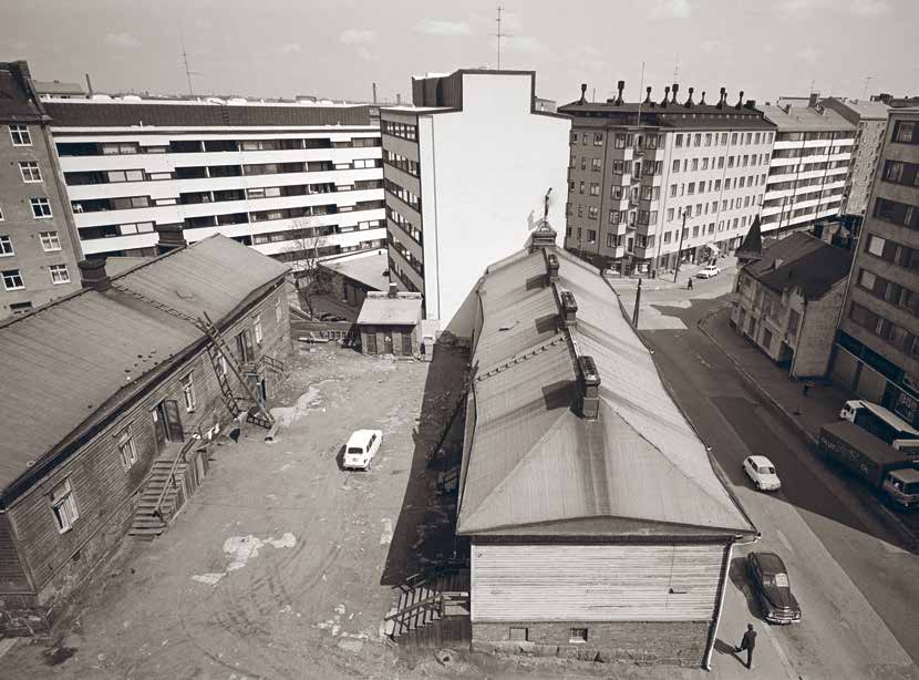 1960-luvun loppupuolella Kalliossa oli vielä uuden tieltä väistymässä olevia puutaloja kuten tässä Castreninkadulla.