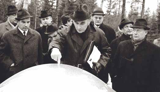 Asuntohallituksen rahoitusjohtaja Kalevi Sassi esittelee julkistamistilaisuudessa 1.12.1969 Tuusulan asuntomessualuetta pienoismallin avustuksella. Kalevi Sassi keskellä, oikealla Teuvo Aura.