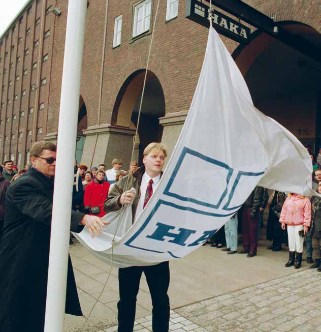 Haka hakeutui konkurssiin 15. maaliskuuta 1994.