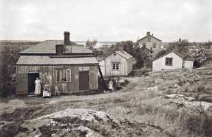 Myös Töölön suunnalla sekalainen puutaloasutus tuli äkkiä vastaan. Kuva on otettu nykyisen Apollonpuistikon kohdalta luoteeseen. Vuosi on 1908. Kuva Signe Brander, HKM.