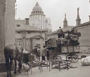 Muuttokuorma Läntisen Heikinkatu (nyk. Mannerheimintie) 24 pihalla 1919. Taustalla näkyy Uuden ylioppilastalon torni.