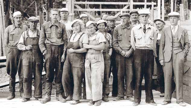 Olympiakylän rakentajia ryhmäkuvassa. Mestarit erottuvat solmiokaulaisina. Naisille oli töitä etenkin muurarin apulaisina. Kuva Haka 50-vuotiskirja.
