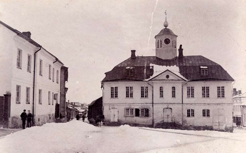 Raatihuoneessa kokoontuivat aatelit ja porvarit.