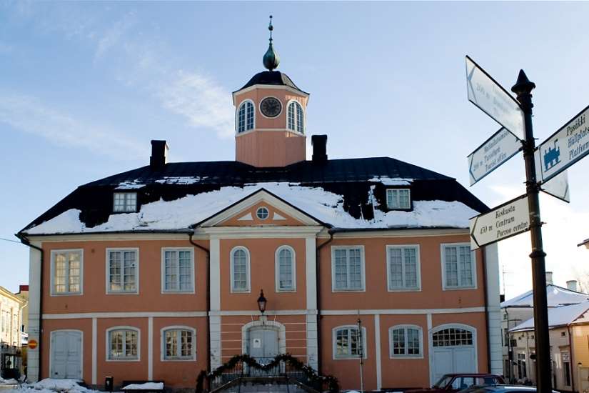 Olet varmaan käynyt Raatihuoneessa. Se on nykyään museo.