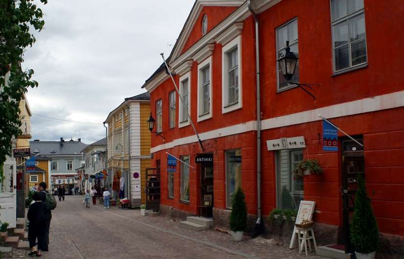 Nykyään Linna on saanut alkuperäisen punaisen värinsä.