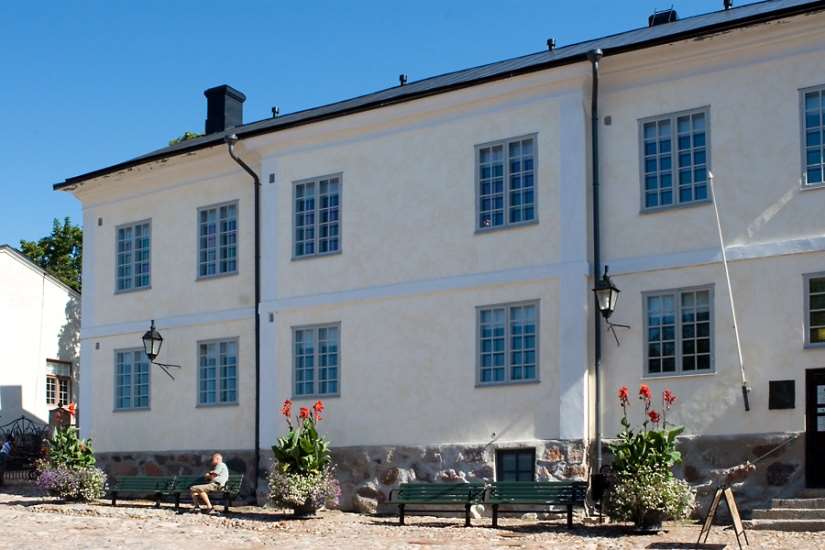 Holmin talo on nykyään museo ja lähes samanlainen kuin De Geerin siellä majaillessa.