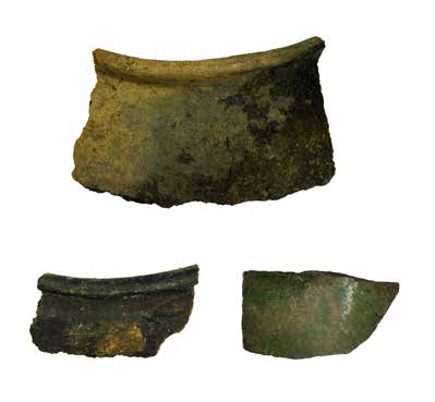 336 Kadakas ja Väisänen Kadakas ja Väisänen 337 Ruoka- ja juoma-astioiden lisäksi Padisesta löydettiin vielä 21 poltetusta savesta valmistetun piipunvarren katkelmaa, jotka on ajoitettu 1600-luvun