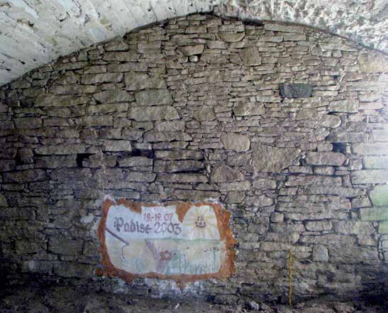 Üks väheseid keskaegseid leide 2 põhjatiiva kahest läänepoolsest keldriruumist oli väike, haruldase ja rikkalikult ornamenteeritud Lausitzi kivikeraamilise kannu katke 15.