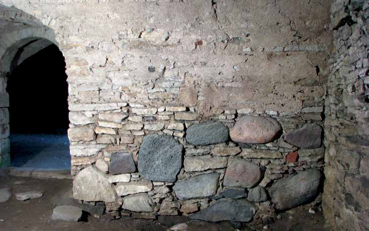 88 Kadakas Kadakas 89 6 7 Krüpti vundamendi ja seinte kirjeldatud vastuolusid on võimalik seletada kahel viisil: 1) krüpti vundamendi ja seinte ladumise vahepeal muudeti ehituskava korrigeeriti