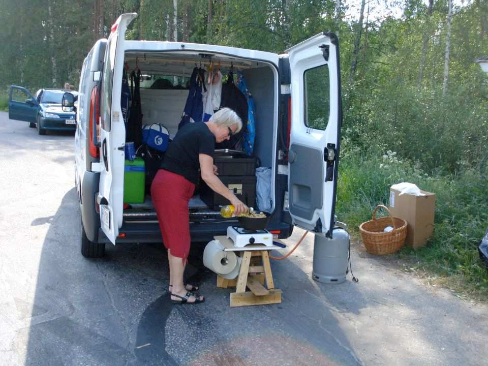 3 kanssa kuvaten meitä ohiajavia. Mitään muuta selitystä ei keksitty tälle valmiudelle kuin se, että Peter Selin oli jälleen tänäänkin kuuluttanut tempauksestamme väliaikatietojen kera.
