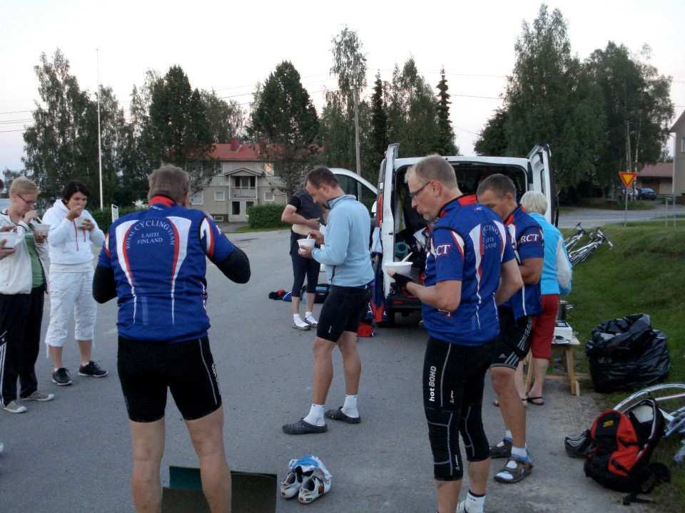 5 Sen jälkeen kuivia sukkia jalkaan ja porukka oli valmis taas tien päälle. Olimme Kinnulassa matkan puolivälissä.