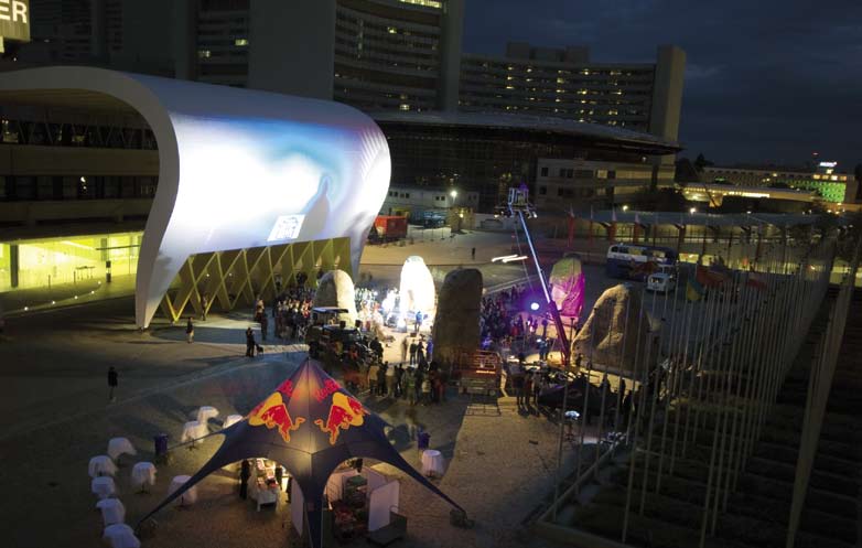 Rainer Eder/Red Bull Photofi les RED BULL BLOCK BUSTER Teksti: Nalle Hukkataival Olen Sveitsissä, Churin kaupungissa poimimassa kaveria juna-asemalta, kun joku soittaa minulle.
