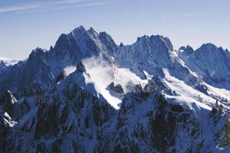 ) kautta edelleen Grand Pilier d Anglen huipulle (4243 m.) ja Mont Blancin Italianpuoleiselle huipulle, Monte Bianco de Courmayerille (4765 m.). Aiguille Blanche ja Peuterey-harjanne on hyvä