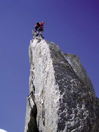 Ensimmäinen Diable -harjanteen huipuista S. Jyrkynen on Corne du Diable (4064m). Helpoin reitti sen kärkeen oli pystysuoraa kiipeilyä, vaikkakin helppoa sellaista, suunnilleen kolmosta.