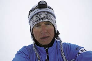 Se oli tiukkaa kiipeilyä pakkaskelissä (4+), joten vaihdoin talvikiipeilytossut jalkaani. Harjanne jatkui erittäin ilmavana ja etenimme Tepon kanssa tasaisen tappavaa tahtia.