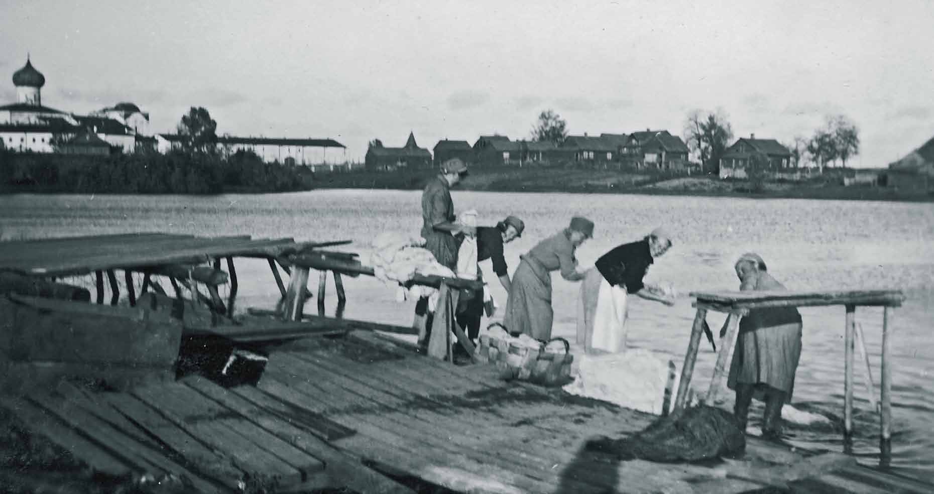 Varusteita ja vaatteita sotilaille Varus- ja keräysjaoston lotat huolehtivat 1920 ja 30-luvuilla sekä