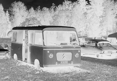 Tähän aikaan oli Suomessa matkailuautossa oltava väliseinä ohjaamon ja asuintilan välissä, joten autosta tuli kolmepaikkainen.
