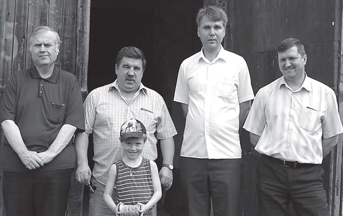 Luterilainen 4/2012 135 Voronezhin lähellä olevalle seurakunnalle palautetun kirkon edustalla Ev-Lut. Augsburgin tunnustuksen kirkon yleiskokouksen presidentti Vladimir Pudov (vas.