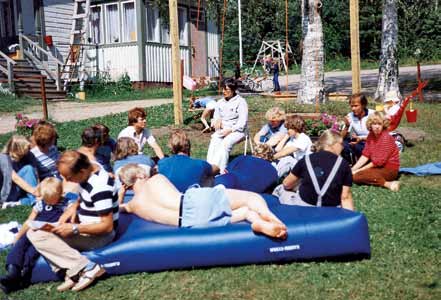 Syksyllä 1983 suuntasimme Leningradiin, jossa vierailukohteena oli näkövammaisten 2 6 -vuotiaiden esikoulu (detskrj sad-jasl1 nro 5 detis naru zenijem zrenij), jossa oli 180 näkövammaista lasta.
