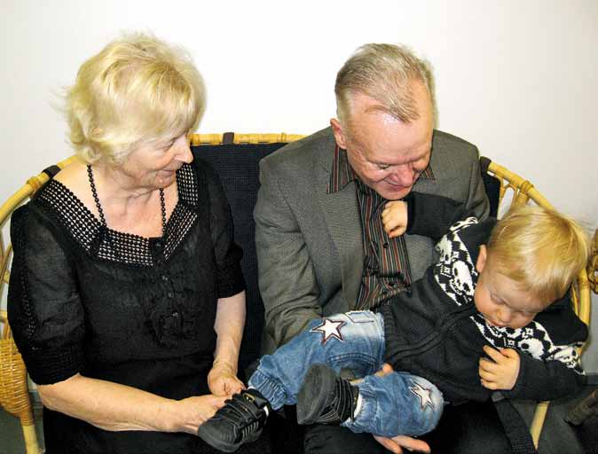 Leon isovanhemmat ovat osanneet nauttia Leosta ja Leo puolestaan isovanhempien huomiosta. Ukki ei ole ollenkaan huolissaan Leon pärjäämisestä.