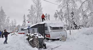 eella on pieni kauppa, josta saa aamuisin tuoreita sämpylöitä. Lähellä ovat myöskin Lidl- ja Aldi-kaupat.