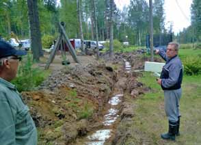 Myös uuden sähkön syöttökaapelin laitoimme kaivantoon. Samalla asensimme uudet sähkötolpat ns. koivikon alueen paikoille.