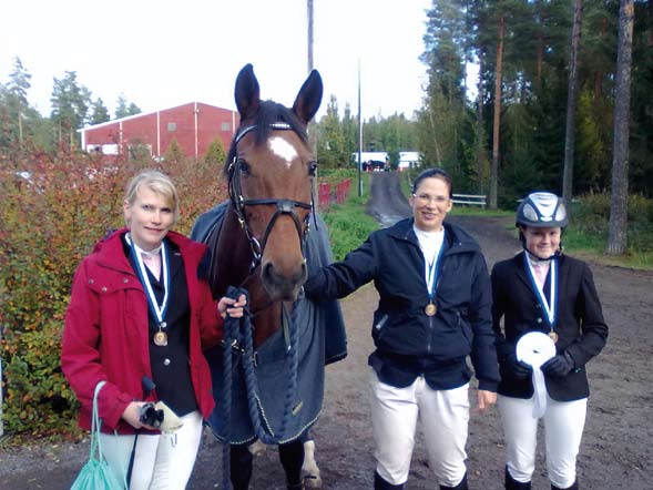 Hallimestaruuskultaa voitti Hattel Ridersin oukkue ja hopealle ylsi Tampereen ratsastusseuran joukkue. ronssijoukkue (vas.) Terhi ja Siiri, Essi sekä Hanna.