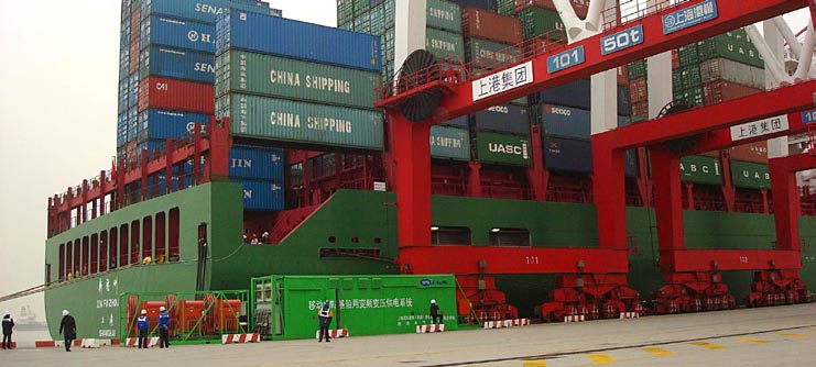 VACON OYJ VUOSIKERTOMUS 2010 > YLEISOSA Shanghain satamassa laivoihin syötetään maasähköä Sähkölaitteiden luotettava ja tehokas toiminta edellyttää puhdasta sinimuotoista vaihtosähköä.