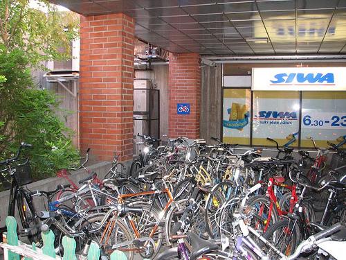 parkkihalliin ja bussi pysähtyy