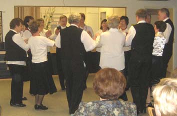 Senioritanssiryhmä tanssi Hannele Tuovisen ohjaamana kappaleet Rosenstock, Brylcreemi boys ja Seniorihumppaa.