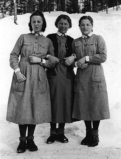 Lottakomennuksella etulinjan kanttiinissa Espoolainen Iiri Fagerholm (o.s. Hillo), kuului siihen kolmen lotan ryhmään, joka joulukuussa 1941 perusti jatkosodan ensimmäisen etulinjassa toimineen kanttiinin.