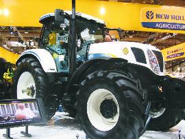 Uusinta uutta Agritechnica-messuilta, Väderstadin-osastolta Tämä New Holland siirtää Vatikaanissa viikoittain puhujalavaa paavia varten. oli mielenkiinto maisemissa.